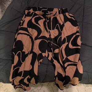 Abstract Black and Tan loose fit harem Pants